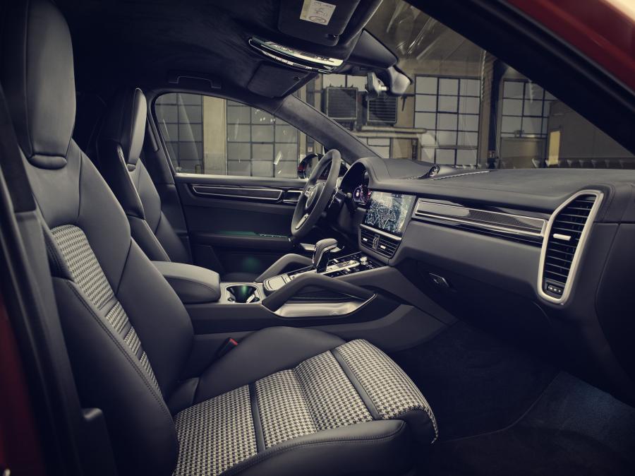 Интерьер Porsche Cayenne Turbo Coupe 2019 года  (WW) (фото 35 из 44)